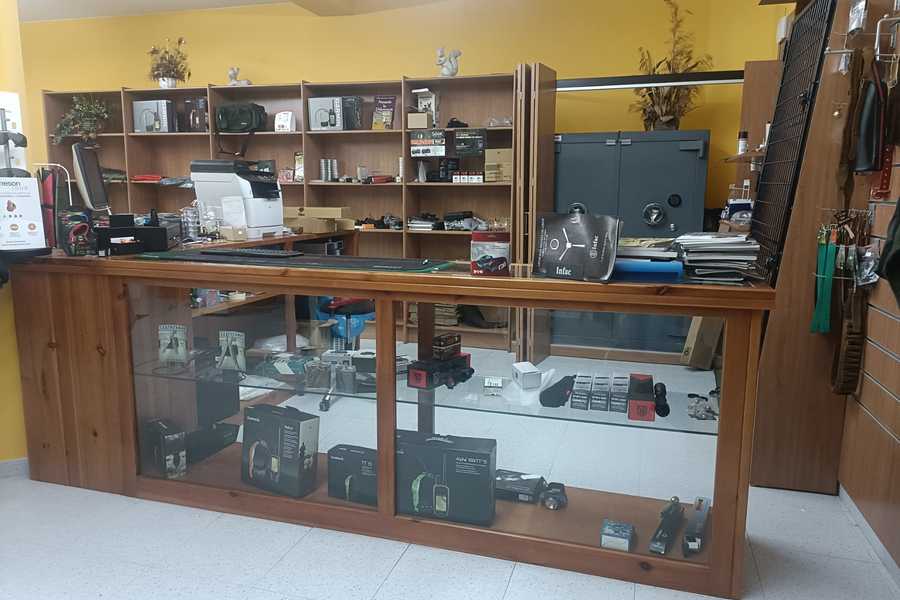 Armería Dáfer. Tenda especializada en produtos de caza e pesca.